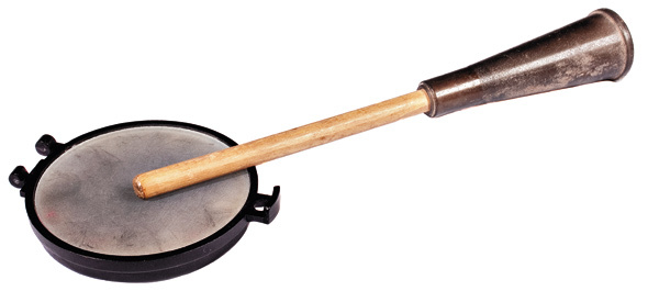 Изображение Белые переселенцы научились у индейцев использовать манки и чучела при охоте на индеек. Манки сделаны по различным технологиям, однако принцип их действия одинаков — без фальши передавать крики птиц. 