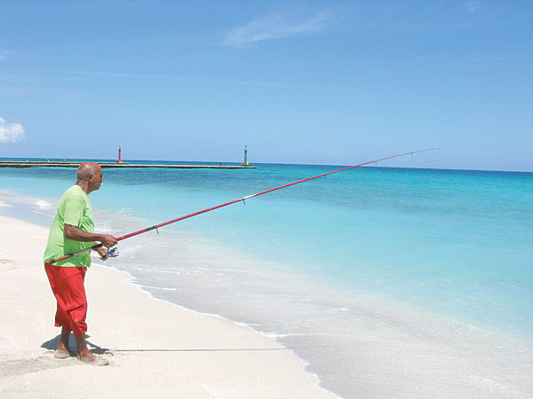 Изображение Успешно рыбачить можно как с волнорезов, так и с песчаных пляжей. Фото: Марьяничева Алексея.