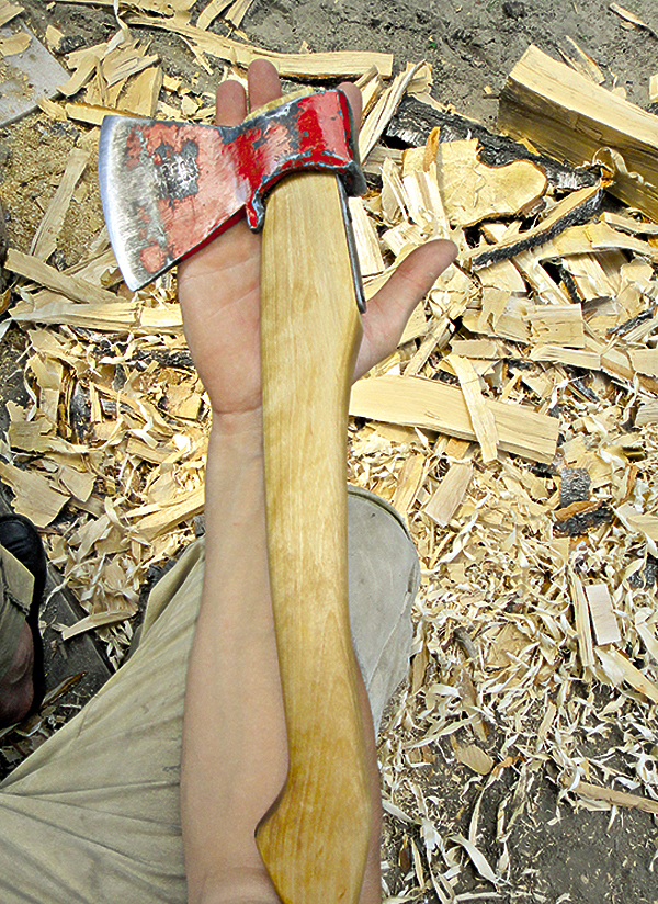 Изображение ЗОЛОТОЕ СЕЧЕНИЕ.
Длина топорища для повседневного рабочего топора должна равняться длине в локоть, а для валочного или колуна — в руку. Ширина топорища в нижней части (или где максимальный хват) равна второй фаланге указательного пальца. Ширина в верхней части (или где рабочий хват) равна второй фаланге среднего пальца. В сечении топорище должно быть яйцевидное, так топор лучше контролируется (даже в варежках). Форму топорища я предпочитаю простую и эргономичную, без крутых изгибов, со стопором руки в нижней части. Контуры должны соответствовать отвесу, пущенному из точки золотого сечения до нижнего края топорища. Для того чтобы найти точку золотого сечения, нужно измерить длину лопасти топора от центра режущей кромки до обуха и разделить на 1,618. Затем необходимо отмерить от середины режущей кромки получившуюся длину. Отмеченная точка под основанием проушины и будет являться точкой золотого сечения. Такой топор практически не дает отдачи в ладонь и пальцы.