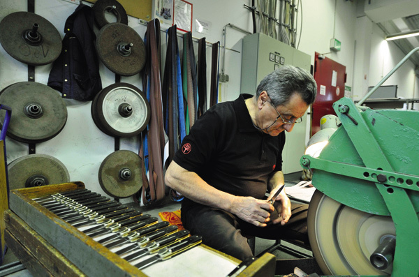 Изображение Точильщики и шлифовальщики обязаны чувствовать микроны 
и миллиметры кончиками пальцев. 