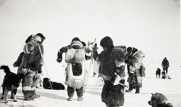 Изображение ОШИБКА ТОЛЛЯ.
Старый Джергели учил Э.В. Толля, как задобрить ичиту острова Беннета (ученый собирался обследовать его, чтобы потом стартовать с этого острова до Земли Санникова): «Во-первых, построй маленький стол из каменной плиты на четырех каменных ножках; на каждый угол стола положи серебряную монетку — больших денег не надо. Во-вторых, кинь в тундру колоду карт, лучше совершенно новую, и тогда ичита будет тебе благодарен, и ты можешь быть уверен, что оттуда благополучно вернешься домой». Вероятно, Толль не последовал совету своего друга, так как из поездки на остров Беннета в 1902 году он не вернулся.
