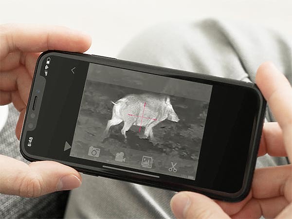 Изображение После подключения тепловизора к смартфону можно не только наблюдать картинку, но и управлять прибором. ФОТО:КОМПАНИЯ-ПРОИЗВОДИТЕЛЬ