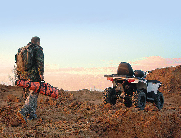 Изображение Пробить картер двигателя или редукторы об какую-нибудь каменюку на Polaris Sportsman 570 Touring невозможно. Днище квадроцикла надежно защищено миллиметровым железом.