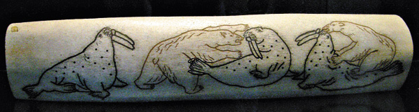 Изображение Моржовый бивень с гравировкой — сцена охоты белых медведей на моржей.