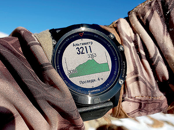 Изображение УМНЫЕ ЧАСЫ
Большинство горных охотников имеют многофункциональные часы с альтиметром, GPS-навигатором, хронометром и многими другими важными функциями, которыми можно воспользоваться в горах. Например, для планирования графика передвижения на основе пройденного набора высоты и для навигации, поскольку высота — один из удобных ориентиров. Без компаса и вовсе нельзя обойтись (конечно, при отсутствии GPS-навигатора). Да и без часов в походе некомфортно, особенно когда охотишься один. Фото автора.
