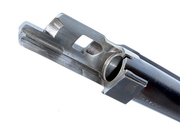 Изображение Запирание оружия осуществляется клином на вырез в хвостовике ствола.ФОТО: АЛЕКСАНДР КУДРЯШОВ