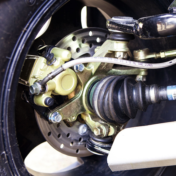 Изображение Внешне Baltmotors MBX EFI чем-то похож на помесь двух квадроциклов: Cectek Kingcobra 550 и Stels ATV 800 D. Однако в его облике все равно есть что-то самобытное, приятно выделяющее его из конкурентов. К плюсам калининградского ATV можно отнести и богатую базовую комплектацию, в которой есть даже алюминиевая защита днища!