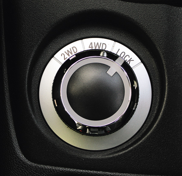 Изображение Управление режимами работы полноприводной трансмиссии решено достаточно традиционно для машин подобного класса. 