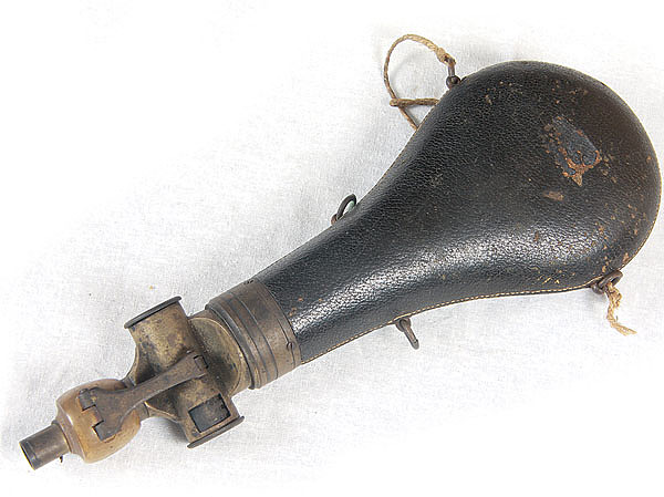 Изображение Пороховница с дозатором существенно увеличивает скорость перезарядки оружия. ФОТО АНТОНА ЖУРАВКОВА