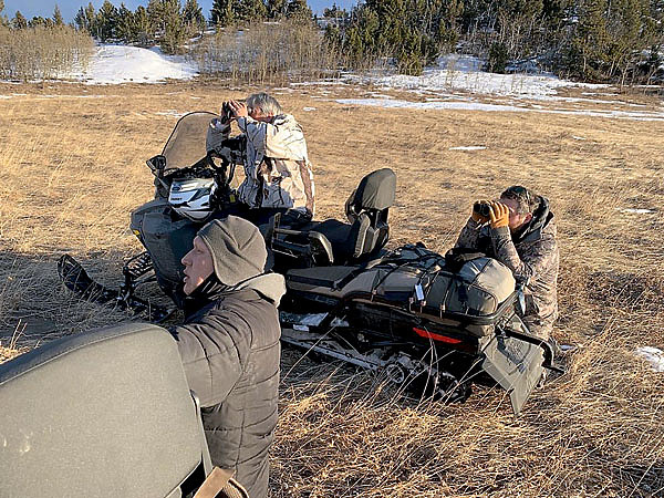 Изображение Кто охотился на толсторога, знает, что львиная доля времени, энергии и сил уходит на поиск зверя в бинокль. ФОТО: ДАРРЕН ЭПП, СЕРГЕЙ ЯСТРЖЕМБСКИЙ 
