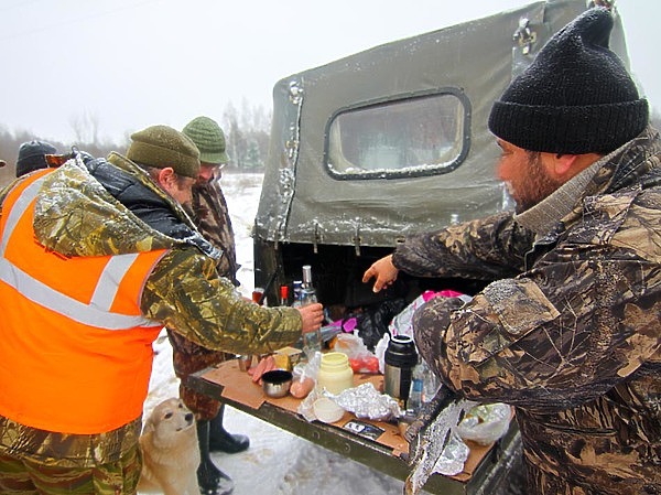 Изображение Как по мановению волшебной палочки, появились жареный гусь, тушеная индюшка с картошкой, маринованные огурчики с помидорчиками, жареные караси в сметане, разных емкостей бутылки и еще многое чего. Фото: Антона Журавкова