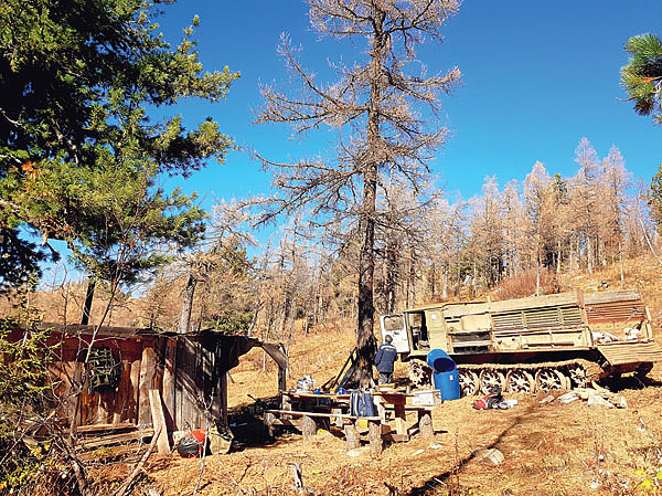 Изображение Базовый лагерь и гусеничный вездеход, без которого в этих местах трудно обойтись. Фото: Роман Полисецкий 