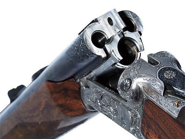 Изображение Логическим продолжением идеи трех стволов стал тройник со всеми гладкими стволами. На первый взгляд, это кажется нелогичным: универсальному оружию просто необходим нарезной ствол. Но если вспомнить о вкладных стволиках, можно признать, что такой вариант универсален: любое сочетание калибров и стволов. Кроме того, в России такой тройник предпочтителен еще и из-за нашего законодательства. ФОТО: СЕРГЕЙ СМОЛНИН 