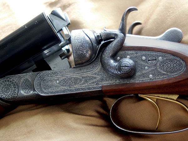 Изображение Курковое садочное ружье № 199 из частной коллекции. Рычаг управления верхний. Калибр 12-й, масса ружья 3,55 кг; стволы длиной 780 мм. Замки подкладные, запирание нижней рамкой и верхним винтовым скреплением Вебли. Ствольный блок стали Дж. Витворта, сборки Т. Кильби. ФОТО ИЗ АРХИВА ЮРИЯ МАСЛОВА И И.Б. БЕЛЯЕВА