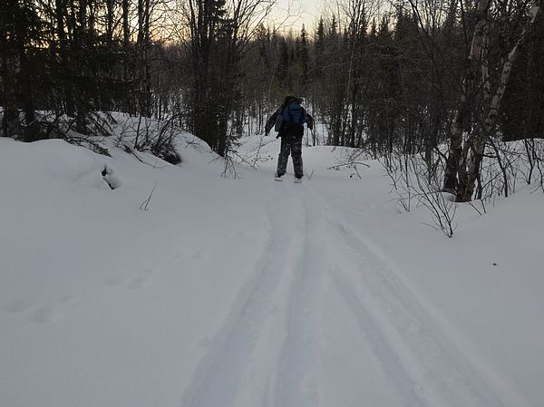 Изображение В правильной экипировке и на широких лыжах передвигаться намного легче. Фото: Геннадий Шеляг. 