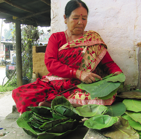 Изображение Вот такая оригинальная одноразовая посуда очень популярна в Непале.