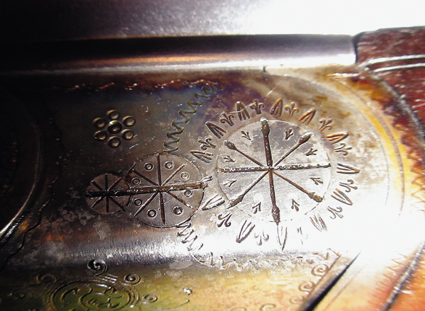 Изображение Фото Алексея Клишина
КАК НАЧИНАЛСЯ «ЗИМСОН»

В 1856 г. торговцы, промышленники и ростовщики братья Лейба и Моисей Зимсоны основали фирму «Зимсон», которая начала заниматься производством углеродистых сталей.Свою оружейную историю фирма начала со сверления и полировки стволов для военного оружия по госзаказам, изготовления штыков и шомполов. После 1880 г. в Зуле на первый план выходит изготовление охотничьих ружей. А выпуск первых двустволок именно под маркой «Зимсон» был начат в 1890-х гг. Так родилась одна из известнейших марок охотничьего оружия. 