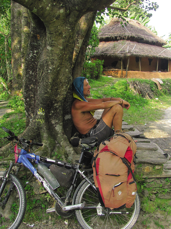 Изображение Дорога по тераям от самой индийской границы казалась путем света и добра. А если б удалось добраться до заоблачных вершин, то, наверное, и истина открылась бы…