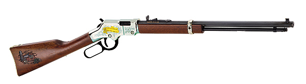 Изображение ПОЧТИ 130 ЛЕТ В СТРОЮ. 
Патрон .22LR, более известный в наших краях как малокалиберный, был впервые представлен в 1887 году, и до сих пор это один из самых массовых боеприпасов для гражданского применения. Среди его прародителей числится первый классический унитарный патрон кольцевого воспламенения — .22 Smith & Wesson Rimfire, созданный в 1857 году для первого револьвера легендарной фирмы Smith & Wesson. Изначально патрон .22LR был создан как «длинный винтовочный», так как дымные пороха того времени не могли должным образом разогнать его утяжеленную по сравнению с прародителем .22 Long пулю в коротком револьверном стволе. Однако развитие порохов привело к тому, что сегодня патрон .22LR, снаряженный бездымным порохом, одинаково успешно применяется как в короткоствольном оружии (пистолеты и револьверы), так и в длинноствольном (спортивные, учебно-тренировочные и охотничьи винтовки). По спектру применения в разных видах оружия этому патрону нет равных. Тут и однозарядные матчевые пистолеты, и револьверы, и самозарядные пистолеты, и весь спектр длинноствольного оружия — от однозарядных и магазинных винтовок до самозарядок, пистолетов-пулеметов и даже пулеметов (в основном учебно-тренировочных). 