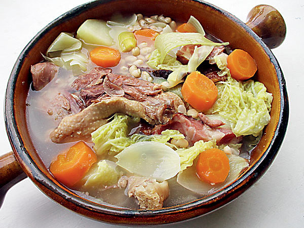 Изображение Существует множество рецептов приготовления весенней дичи, но самым простым и популярным, без сомнения, считается  шулюм. Его приготовление не требует особого мастерства и каких-либо редких и дорогих ингредиентов. Все по-охотничьи просто и в то же время вкусно и питательно. Для этого нужна дичь и овощи, имеющиеся под рукой (морковь, картофель, лук), соль, перец и лавровый лист. ФОТО ARNAUD 25/WIKIMEDIA.ORG (CC BY-SA 4.0) 