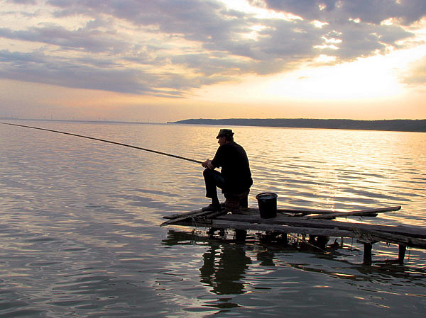 Изображение Бычок лучше всего ловится на утренней и вечерней зорях. Фото: Владимир Супруненко. 