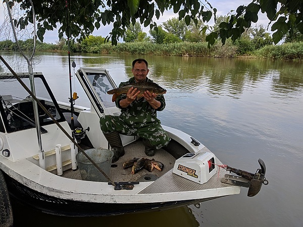 Изображение Разбирая улов. Фото: Трембицкого Алексея.