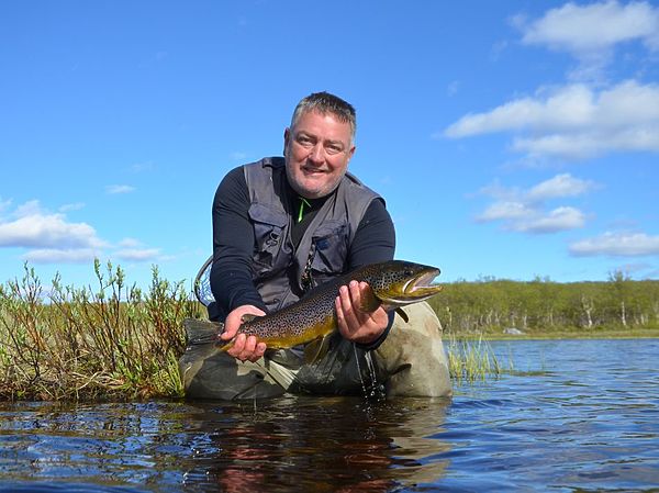 Изображение Эта кумжа точно более чем живая – стекающие капли воды, открытый рот, зрачок глаза внизу и яркий цвет тела. Все  говорит о том, что эту рыбу обязательно отпустят в жизнеспособном состоянии. Фото: Геннадий Шеляг. 