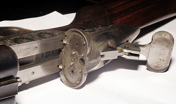 Изображение Затвор интересной и оригинальной конструкции. 
Лоб коробки просто отъезжает назад.