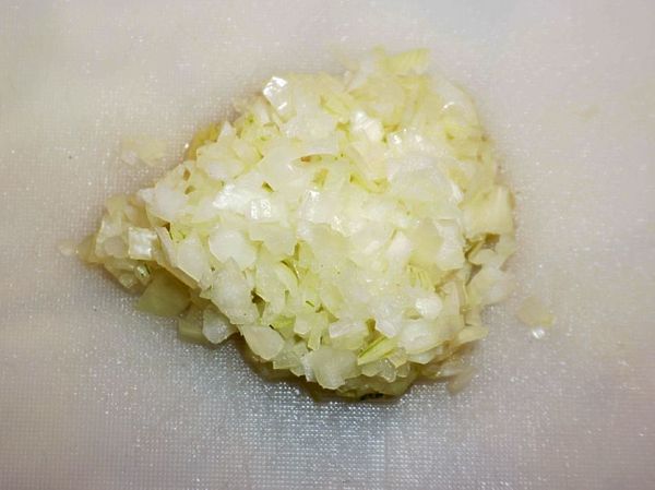 Изображение Репчатый лук режем кольцами, а потом некрупными кубиками. Жареный лук любому блюду придает сладковатые нотки и нивелирует резкий запах рыбы. Фото: Евгений Кузнецов. 