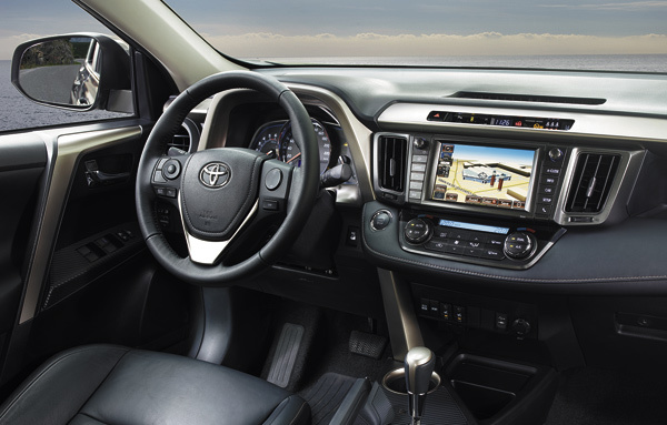 Изображение Если RAV4 прошлого поколения изнутри выглядел довольно женственным, то салон нынешней генерации смотрится вполне брутально. 