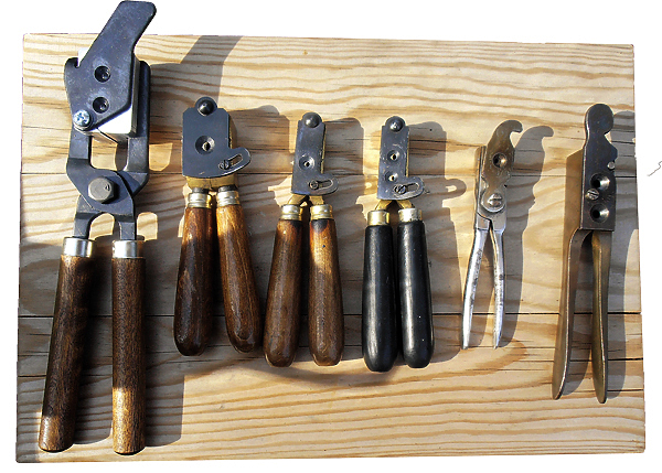 Изображение БОГАТОЕ РАЗНООБРАЗИЕ.  

Пулелейки для свинцовых пуль отличаются большим разнообразием как по материалу, из которого они изготовлены, так и по устройству. Чтобы правильно подобрать пулелейку, надо знать не только истинный калибр, но и условия зарядки оружия. Например, пулелейка для пуль с использованием патча будет отличаться по диаметру от пуль с осаливанием, а пули для револьверов по диаметру больше пуль для винтовок. Различается также вес и, как следствие, длина пуль для разного оружия и калибров. Все это заставляет стрелков использовать современные пулелейки, которых, к счастью, за рубежом выпускается великое множество и на любой вкус. Старинные пулелейки трудно подобрать именно из-за того, что нет выбора, а номинальный калибр далеко не всегда соответствует необходимому. Пулелейка может быть на одну, две или более пуль. К сожалению, отечественные производители пулелеек для оружия на черном порохе не производят. 