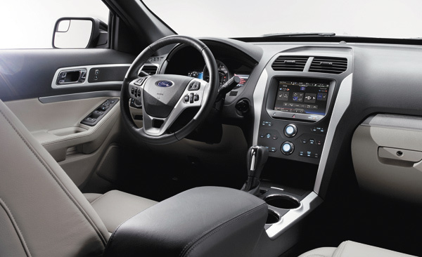 Изображение Оформление салона SUV под стать салону автомобиля бизнес-класса. В этом же стиле оформлена «шайба» управления системой Terrain Management.