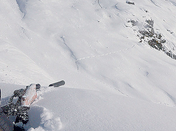 Изображение Подниматься в гору с глушителем на стволе — сомнительное удовольствие. Зато после выстрела можно не беспокоиться, что тебя накроет лавина. Фото автора.