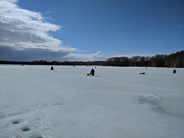 Изображение Рыбаков на лед вышло много. Фото: Трембицкого Алексея. 
