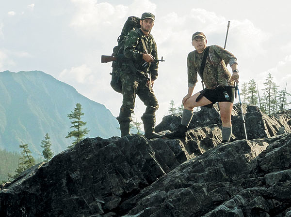 Изображение Проводники передвигаются по горам в обычных резиновых сапогах, а охотнику-горожанину
в этой местности без специальной горной обуви делать нечего. Фото автора.