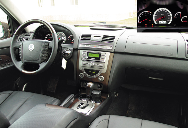 Изображение Панель приборов Rexton не слишком современна, но при этом хорошо читаема (даже несмотря на мелкую разметку шкалы спидометра). 