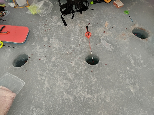 Изображение Три лунки в палатке. Фото: Трембицкого Алексея. 