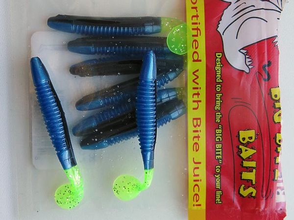 Изображение Мелкие твистеры с канавками для крючков (приманка Big Bite Baits Crappie Thumper). Фото: Алексей Коломиец.