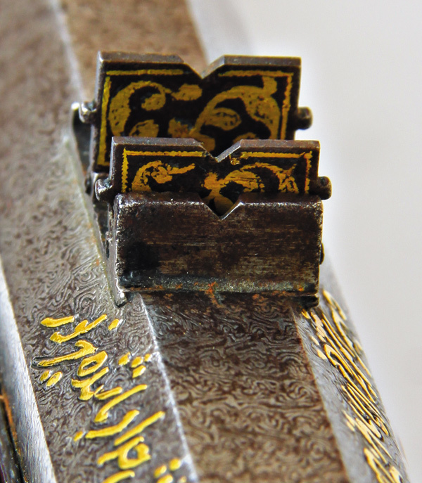 Изображение Прицел штуцерного типа с перекидными щитиками 
для стрельбы на различные дистанции.