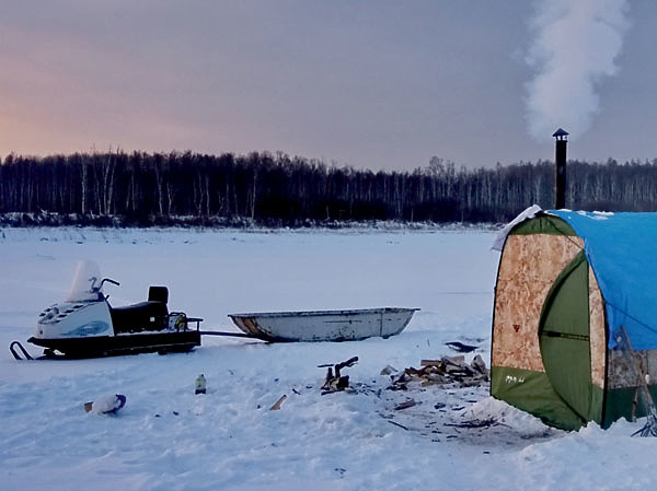 Изображение Рыбалка зимой занимает несколько дней, поэтому приходится ставить лагерь. Фото: Алексей Потехин.