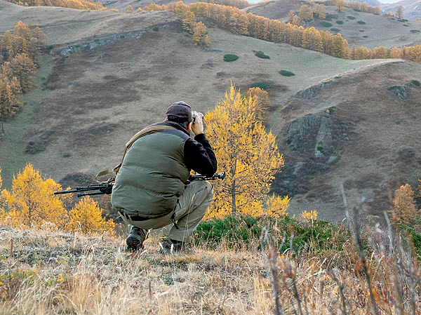 Изображение Восемьдесят процентов охоты  —  это наблюдение и поиск, для чего необходим хороший бинокль со встроенным дальномером и кратностью 8–10. Бинокли большей кратности тяжелее. Если вы планируете длительные переходы в горах, то лишний вес ван не нужен.  ФОТО SHUTTERSTOCK 