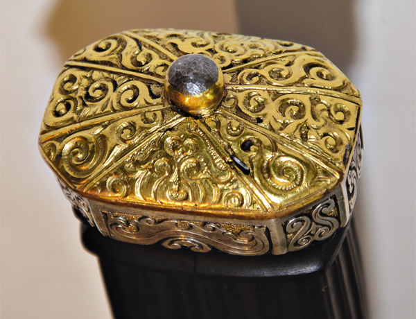 Изображение СЕРЕБРО.
Сегодня многим может показаться, что использование серебра в оружии, предназначенного для монархов, недостаточно статусно и богато. При этом часто забывают о том, что стоил этот благородный металл еще полтора века назад значительно дороже, чем сегодня. К тому же медносплавный прибор холодного оружия, по цвету похожий на золото, применялся повсеместно, и этот «психологический фактор» всегда был важен. Использование массивных литых серебряных частей с рельефным орнаментом и фрагментарной позолотой создавало гармоничную композицию, имело достаточно высокую цену и было достойно августейшего охотника с самым привередливым вкусом.