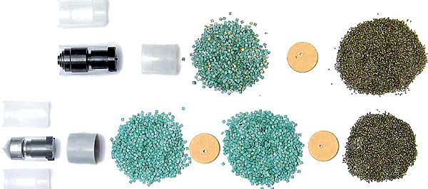 Изображение Фото 2. Начинка патронов «Искра-М» с бинарным (ППСт) и тринарным (ППСв) зарядами. 
Отечественный порох «Сунар 42» располагается в заряде первым и воспламеняется непосредственно формирующимся форсом пламени капсюля. 