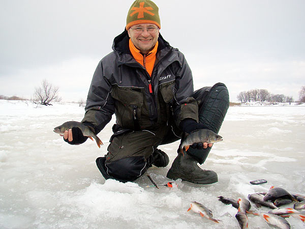 Изображение В глухозимье главное — найти рабочую лунку. Фото: Линника Николая. 