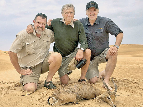 Изображение Ганс, Бела и автор с трофеем аравийской горной газели. Фото автора.