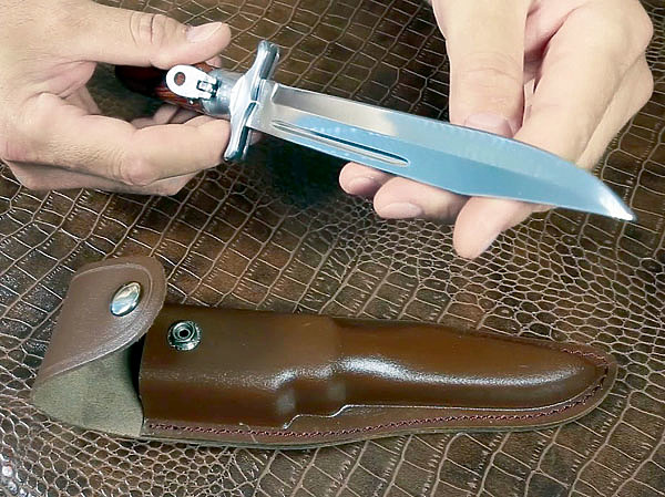 Изображение Конечно, создание такого ножа преследовало цель — дать владельцу универсальный нож: и бытовой небольшой, и длинный боевой, и охотничий с гардой. Что получилось в итоге, сказать трудно. Если при должном качестве исполнения полноразмерный нож получился достаточно внушительным и удобным, то в сложенном состоянии удобным назвать его довольно трудно. Что-то резать им или чистить неудобно из-за специфического расположения клинка.  ФОТО: КОМПАНИИ-ПРОИЗВОДИТЕЛЯ 