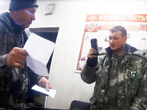 Изображение Стопкадр видеозаписи при изъятия оружия в отделе полиции.