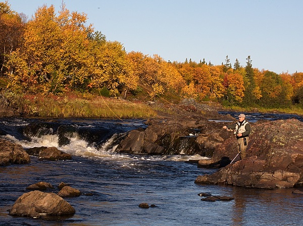 Изображение Нахлыстовики в отличие от спиннингистов могут провести мушку или стример там, где блесна зацепится и оборвется. Фото: Евгений Кузнецов.