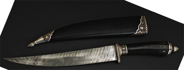 Изображение Нож «Кард» с клинком из нержавеющего дамаска, серебро прибора и драгоценные камни рукояти подчеркивают благородство оружия и ... увеличивают его стоимость. 