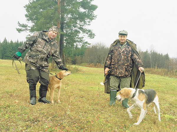 Изображение Александр Алексеев и русская гончая Певка (г. Октябрьский РБ) и Владимир Коробов и русская гончая Звезда (село Борское, Самарская обл.). Фото автора. 